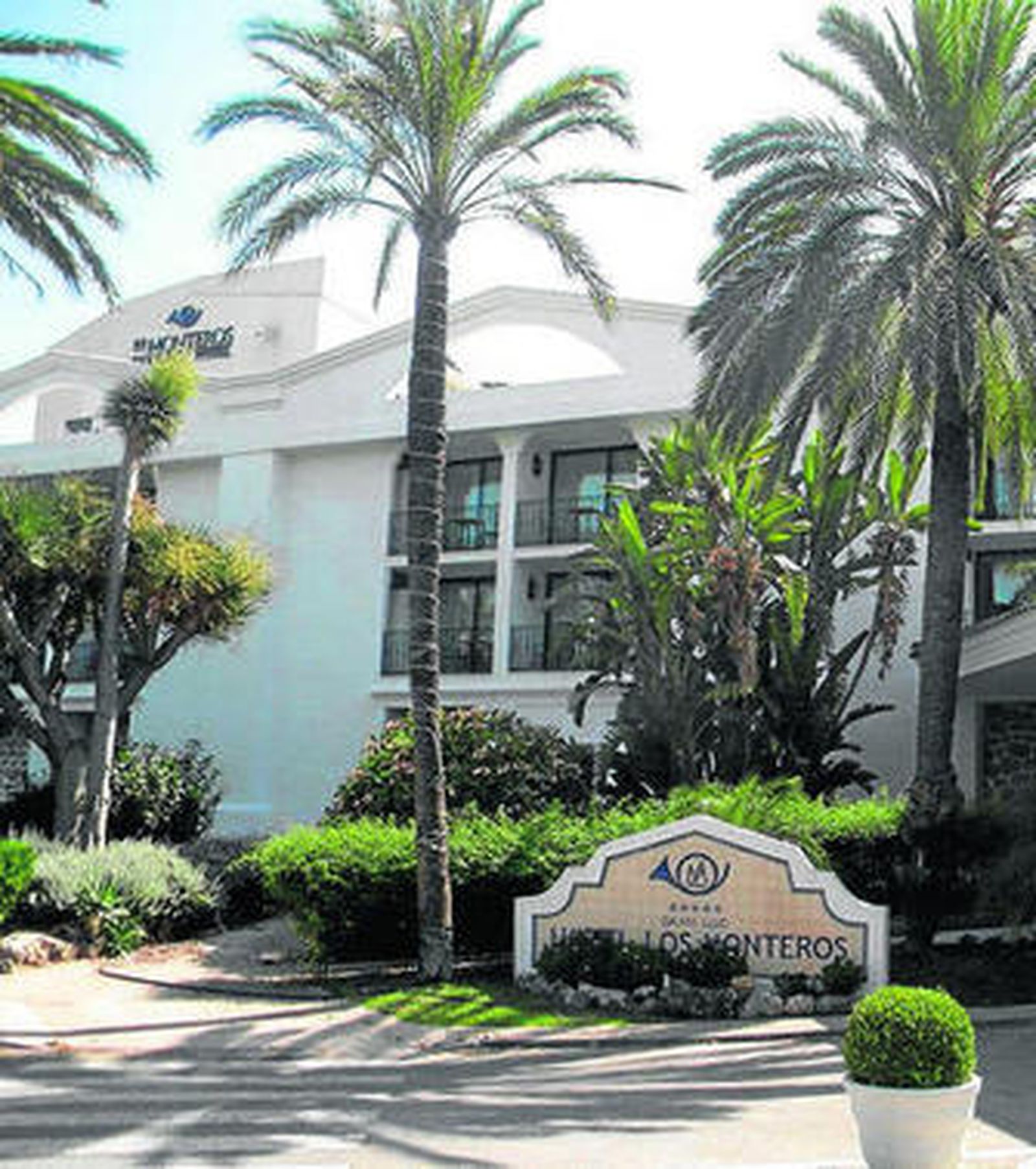 La entrada al emblemático hotel Los Monteros de Marbella.