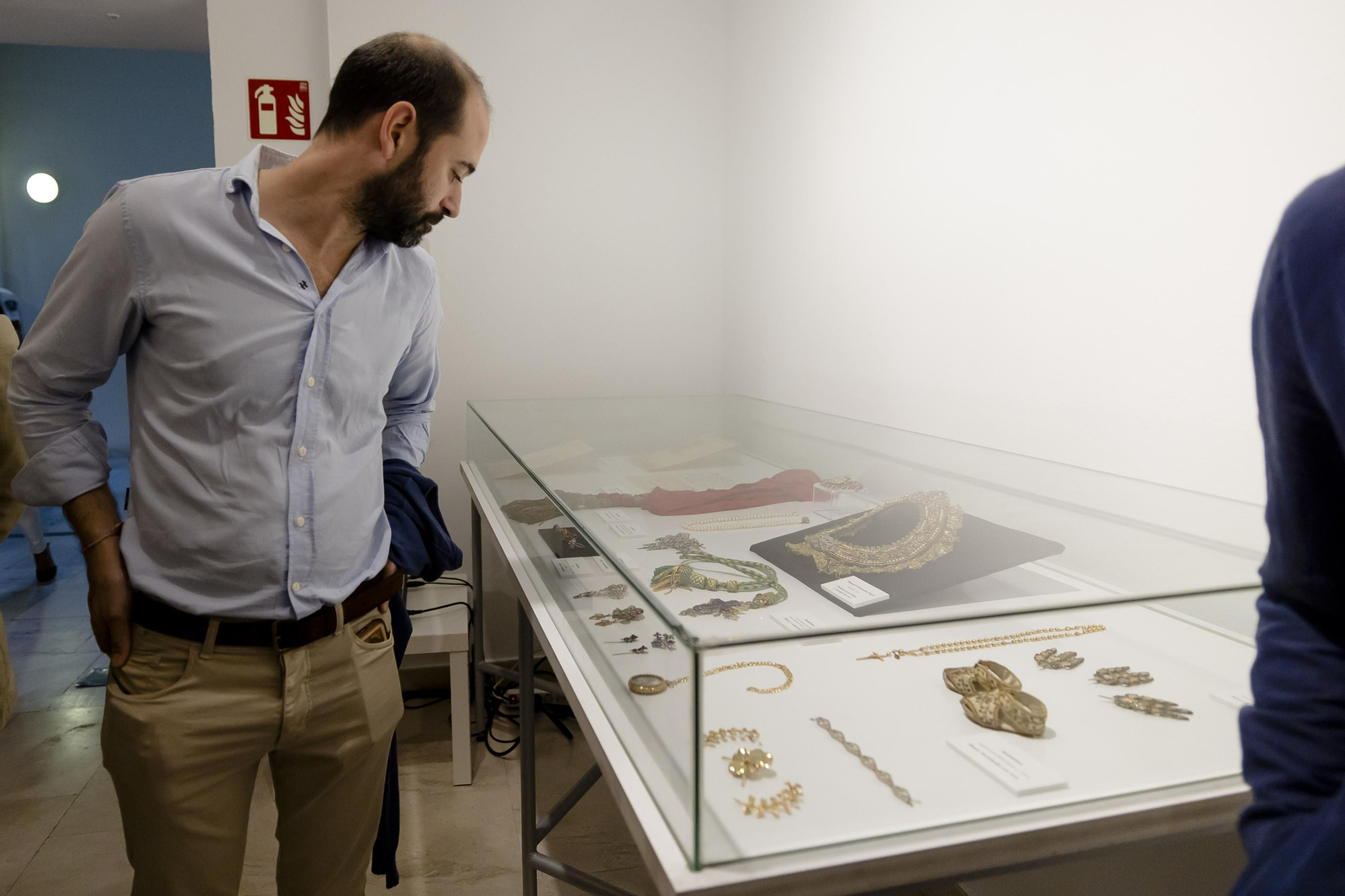 Imágenes de la inauguración de la exposición cofrade 'Rosario, por Cádiz coronada'.