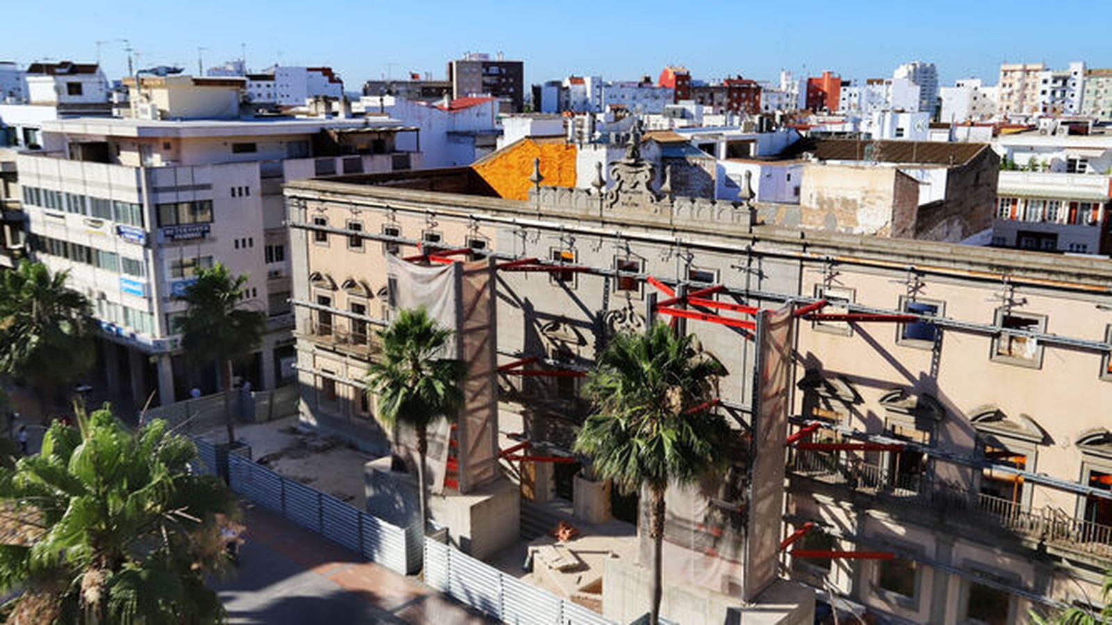 Edificio de Hacienda en obras.
