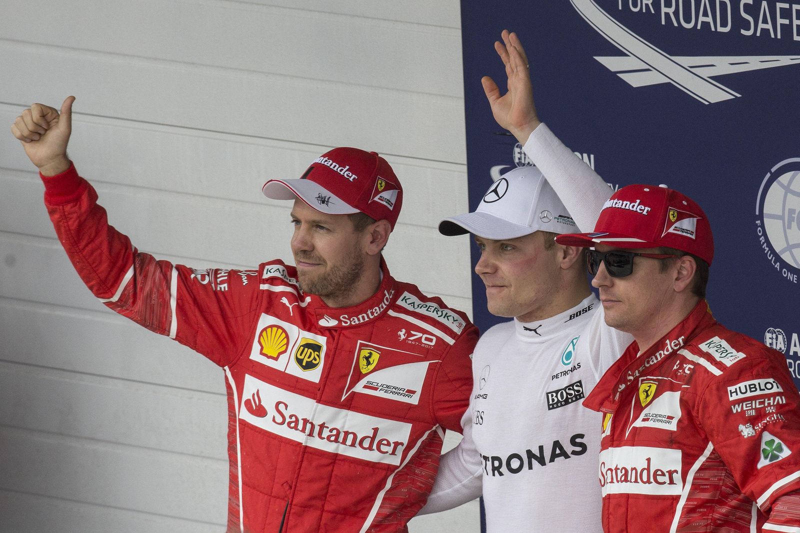 Sebastian Vettel, Valtteri Bottas y Kimi Raikkonen, tras la sesión de clasificación del Gran Premio de Brasil.