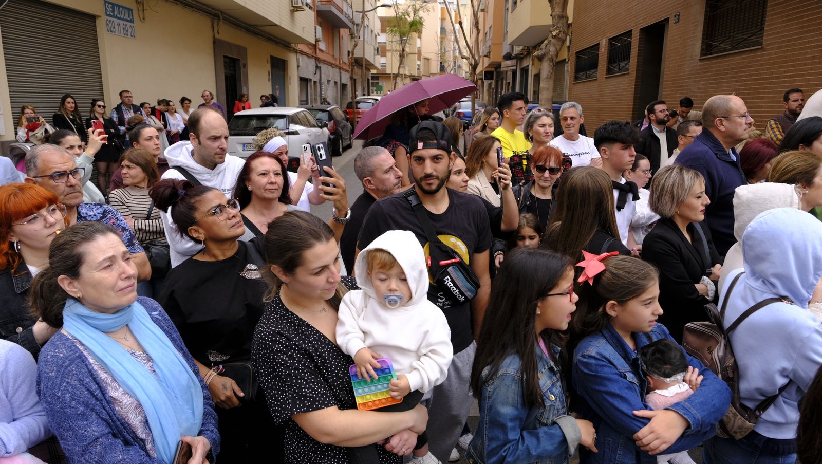 La Procesión de Los Ángeles de sobrepuso a la lluvia, en imágenes