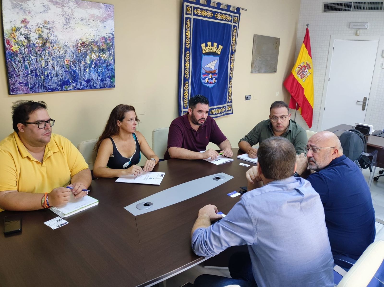 Imagen de la reunión entre el alcalde de Almuñécar y el equipo de gobierno con la empresa constructora del mercado y parking municipales