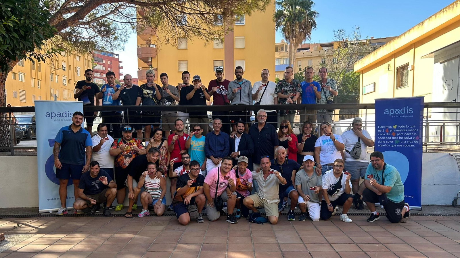 Miembros de Apadis tras la renovación del convenio con el Algeciras CF.