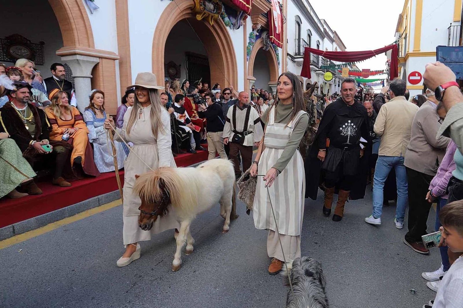 Imágenes del gran ambiente en la Feria Medieval de Palos de la Frontera, Huelva