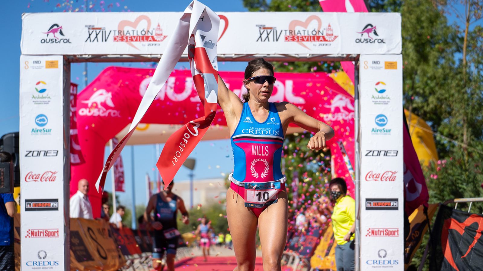 Anne Mills llega a la meta como vencedora absoluta femenina.