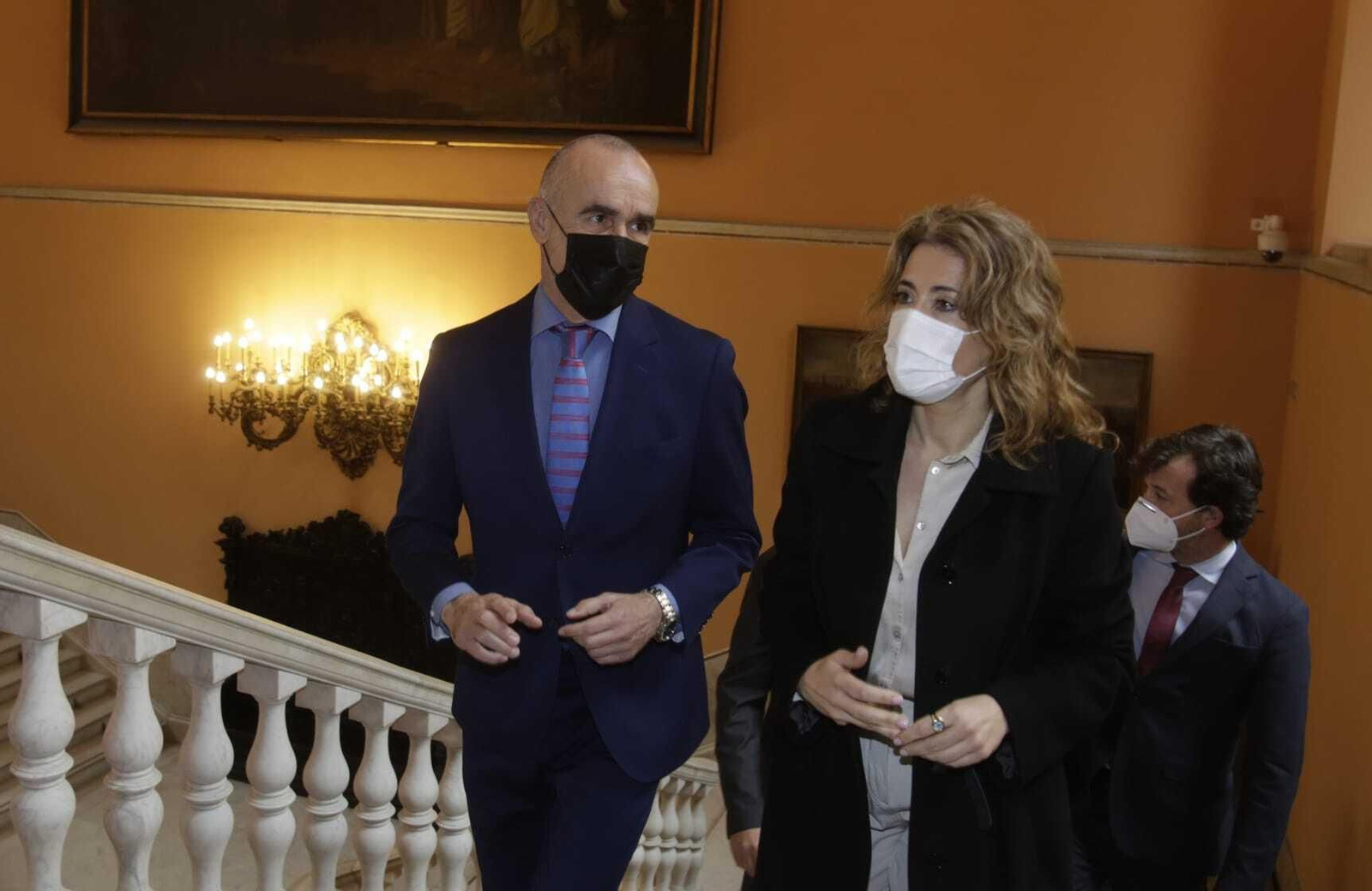 El alcalde Antonio Muñoz sube las escaleras del Ayuntamiento con la ministra de Transportes Raquel Sánchez, este viernes.