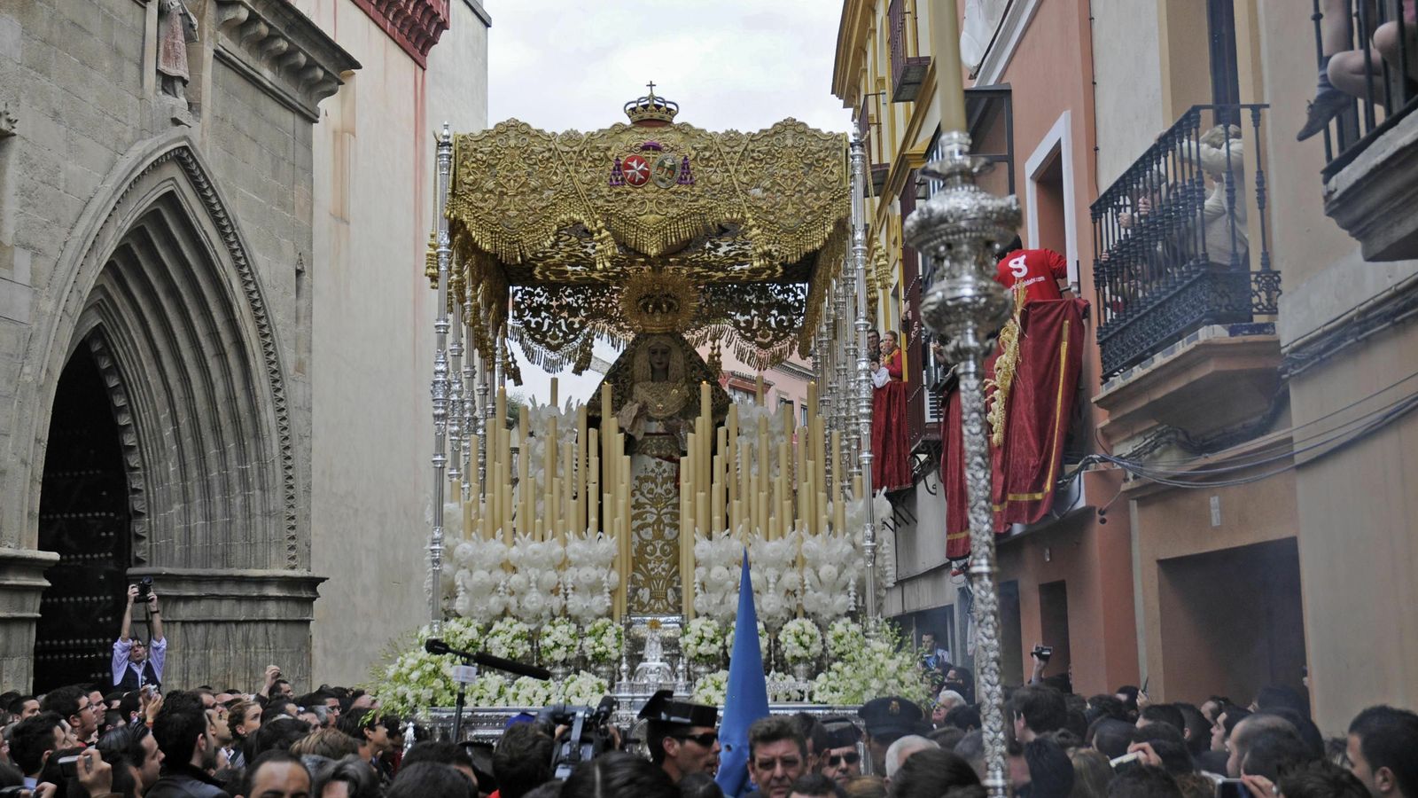 El paso de la Virgen de los Desamparados tras la difícil salida desde San Esteban