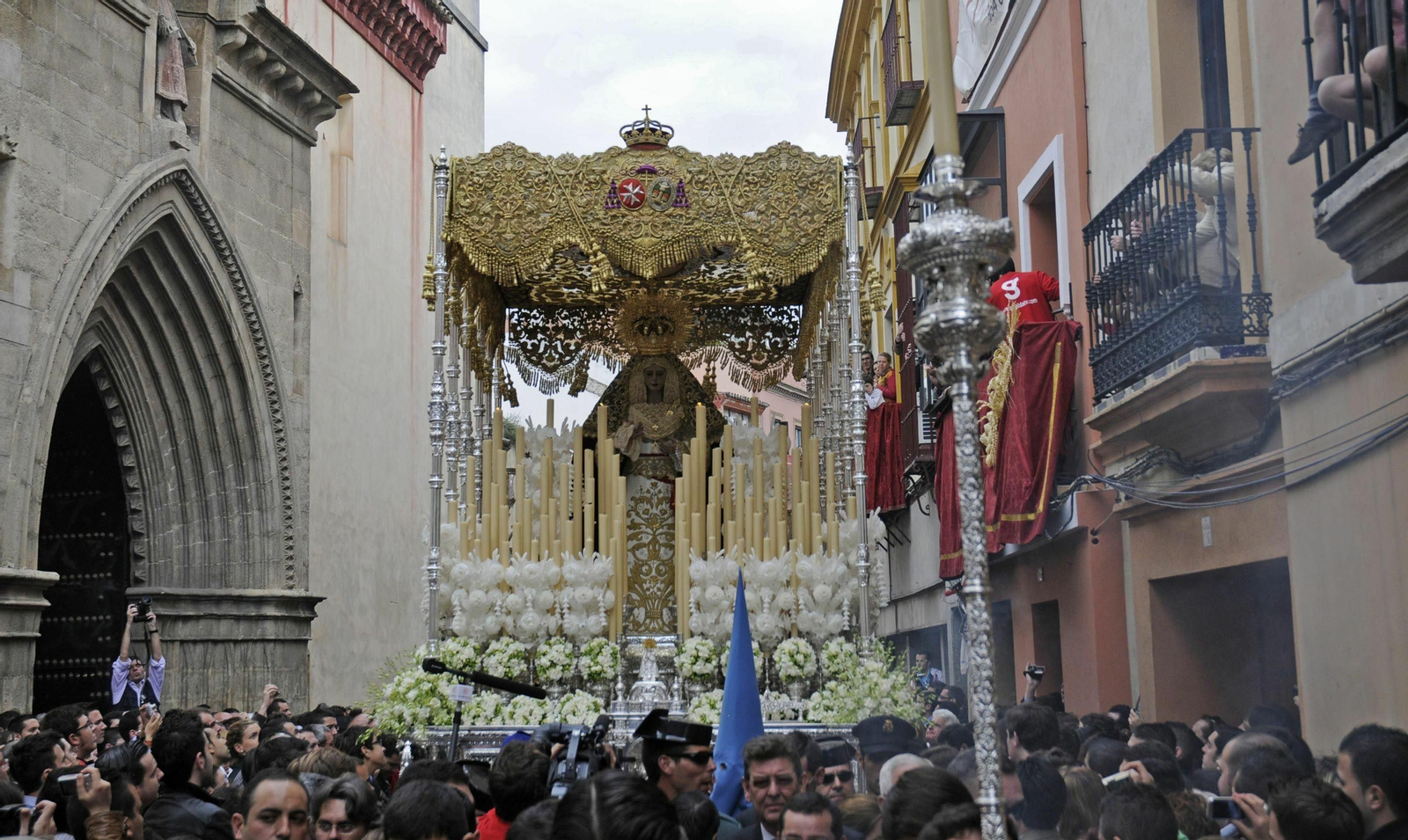 El paso de la Virgen de los Desamparados tras la difícil salida desde San Esteban