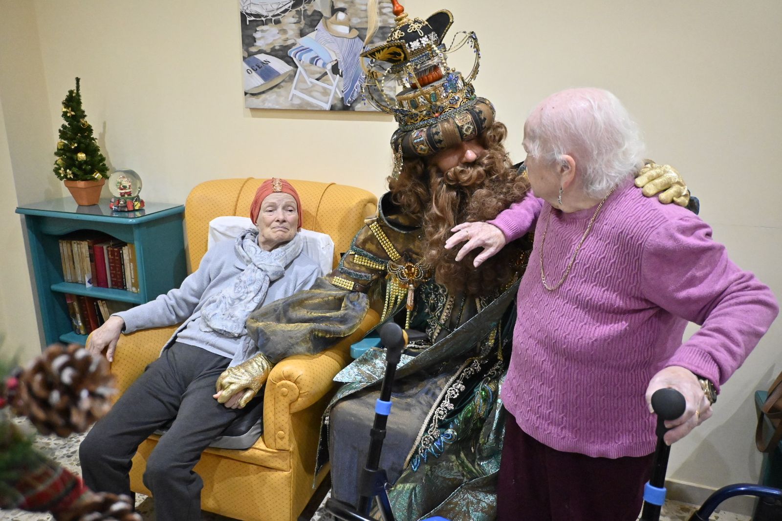Recorrido fotográfico de los Reyes Magos por el hospital y los centros de mayores en la mañana del 5 de enero en Huelva