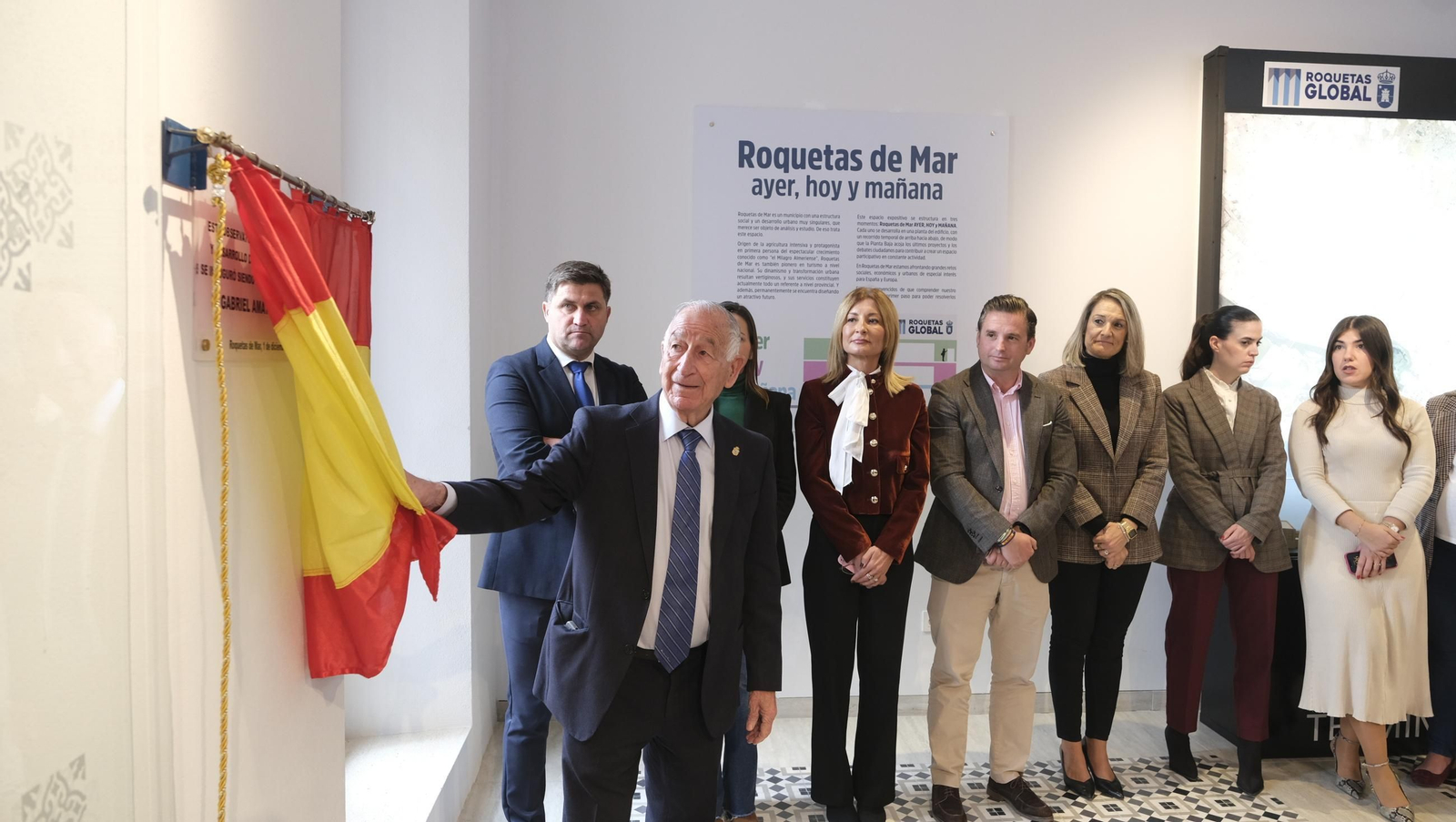 Gabriel Amat junto a los miembros de su equipo de gobierno descubriendo la placa inaugural del Museo de Historia.