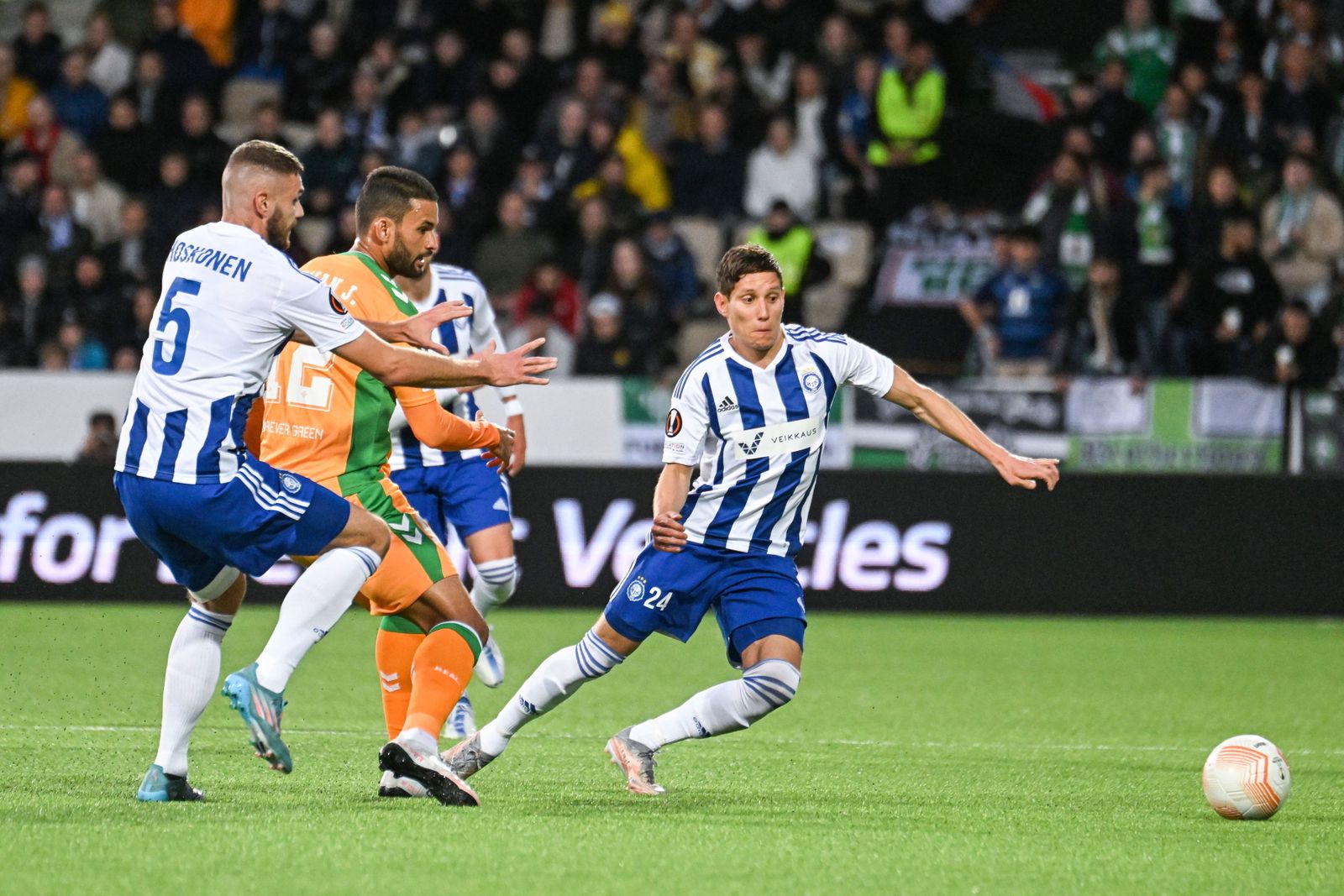 Willian José, ante dos jugadores del HJK Helsinki.