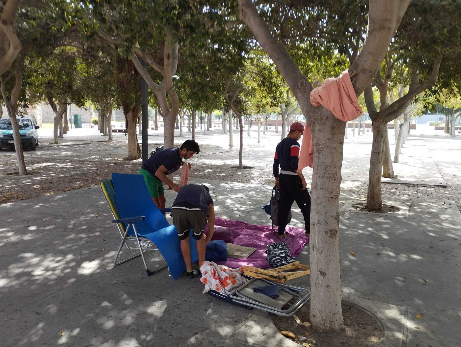 A la sombra de los árboles, bajo el Cable Inglés, cualquier lugar el válido para montar la sala de estar y pasar el día en la calle.