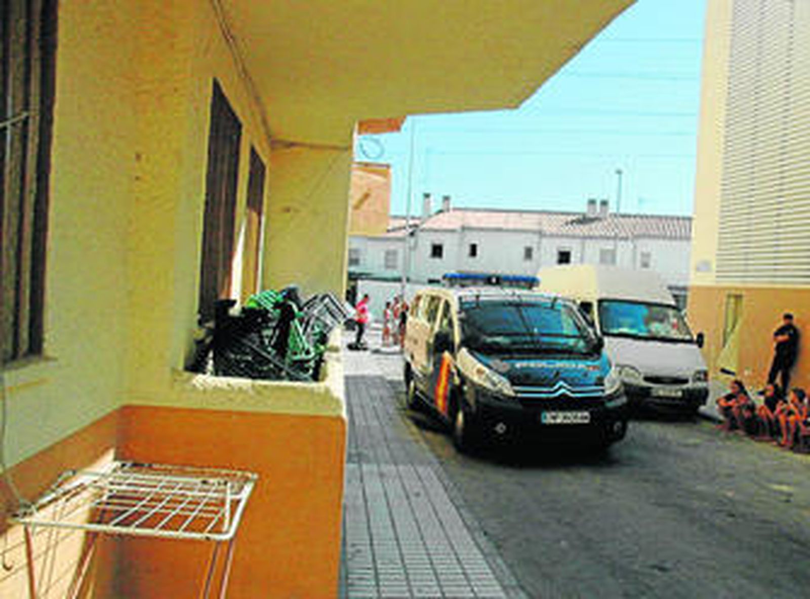 Un furgón policial recorre la zona en la que fue abandonado el bebé.