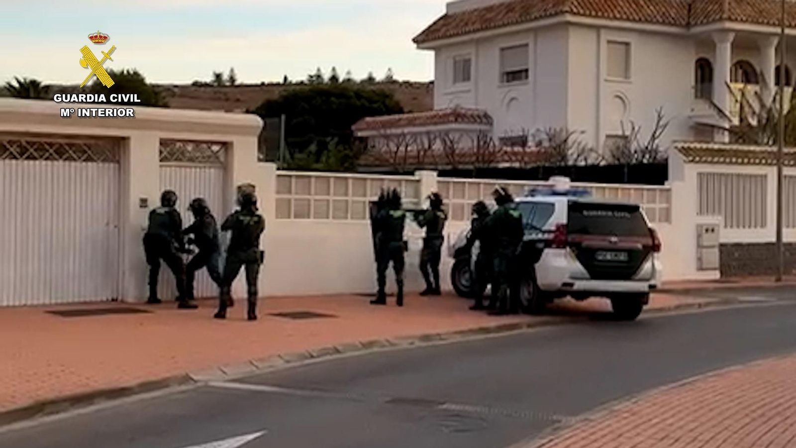 Agentes de la Guardia Civil acceden al chalet investigado.