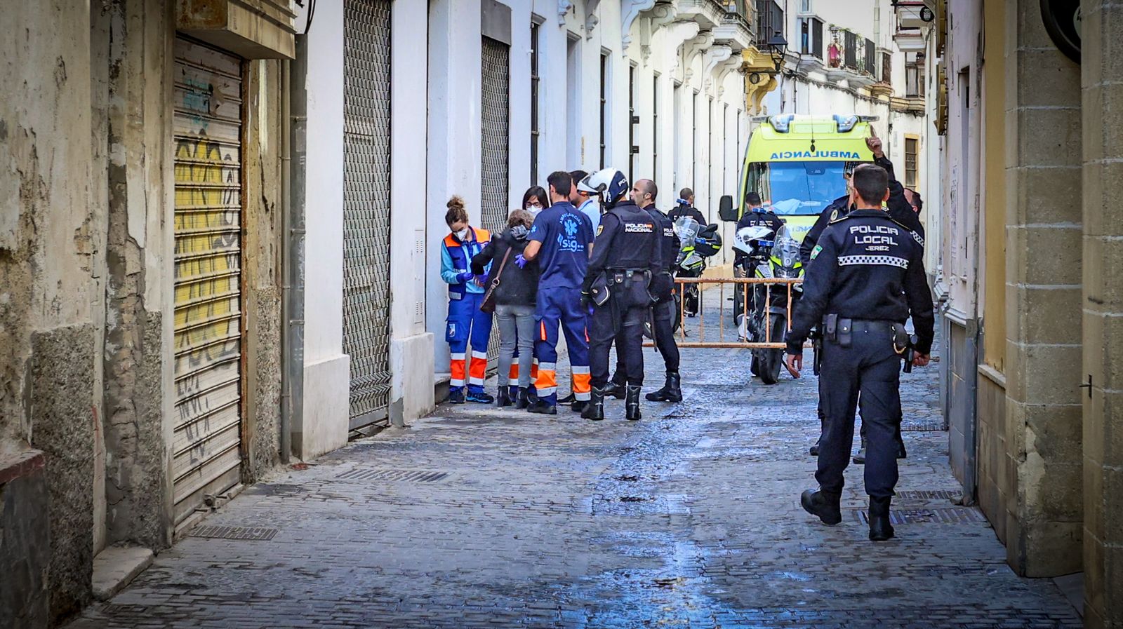 Herida una mujer al caerle una antena de una obra sin licencia en Jerez