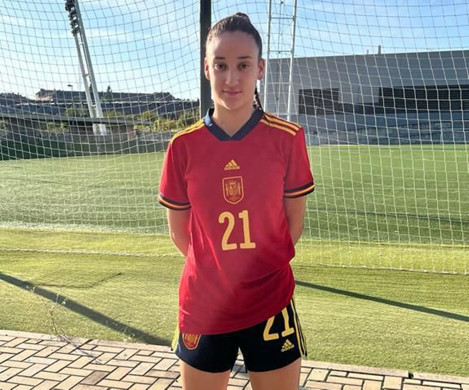 Carla posa con la equipación de la selección en su anterior convocatoria con la selección española sub-17.