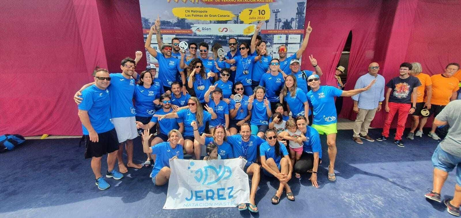 Los nadadores del Jerez Natación Máster celebran en el podio la segunda posición.