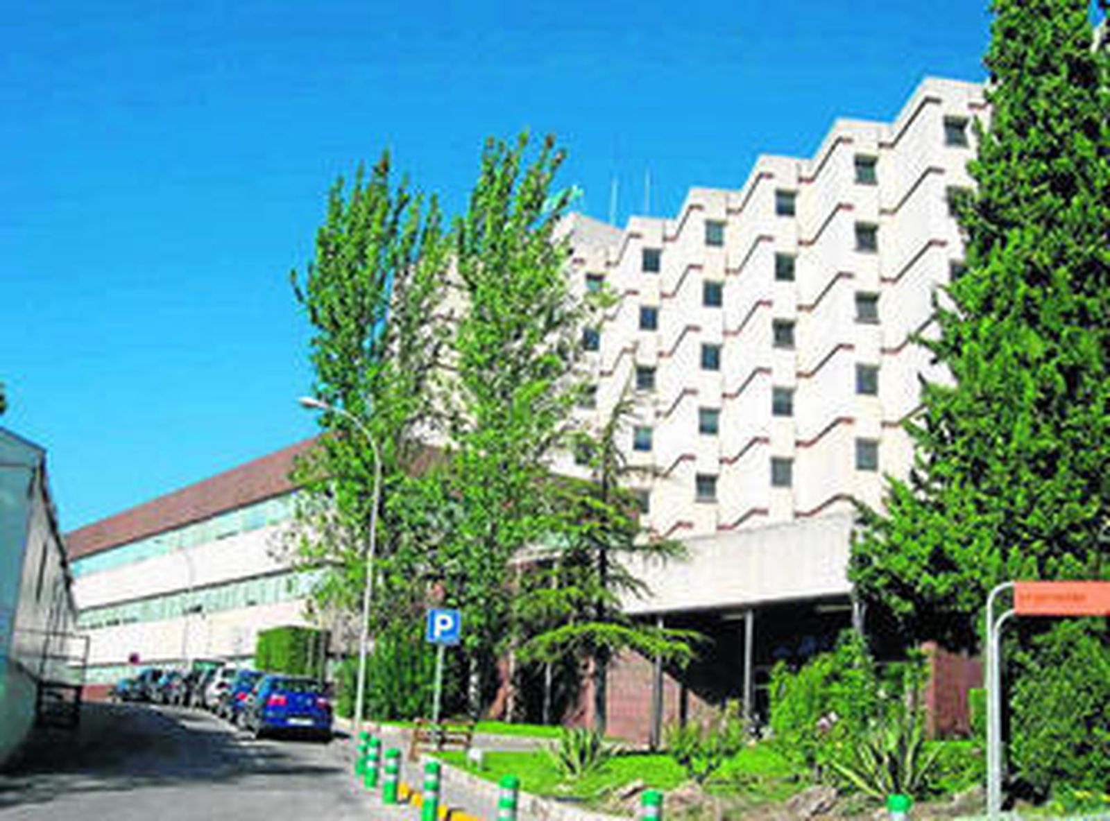 Uno de los accesos de entrada al Hospital Infanta Margarita de Cabra.