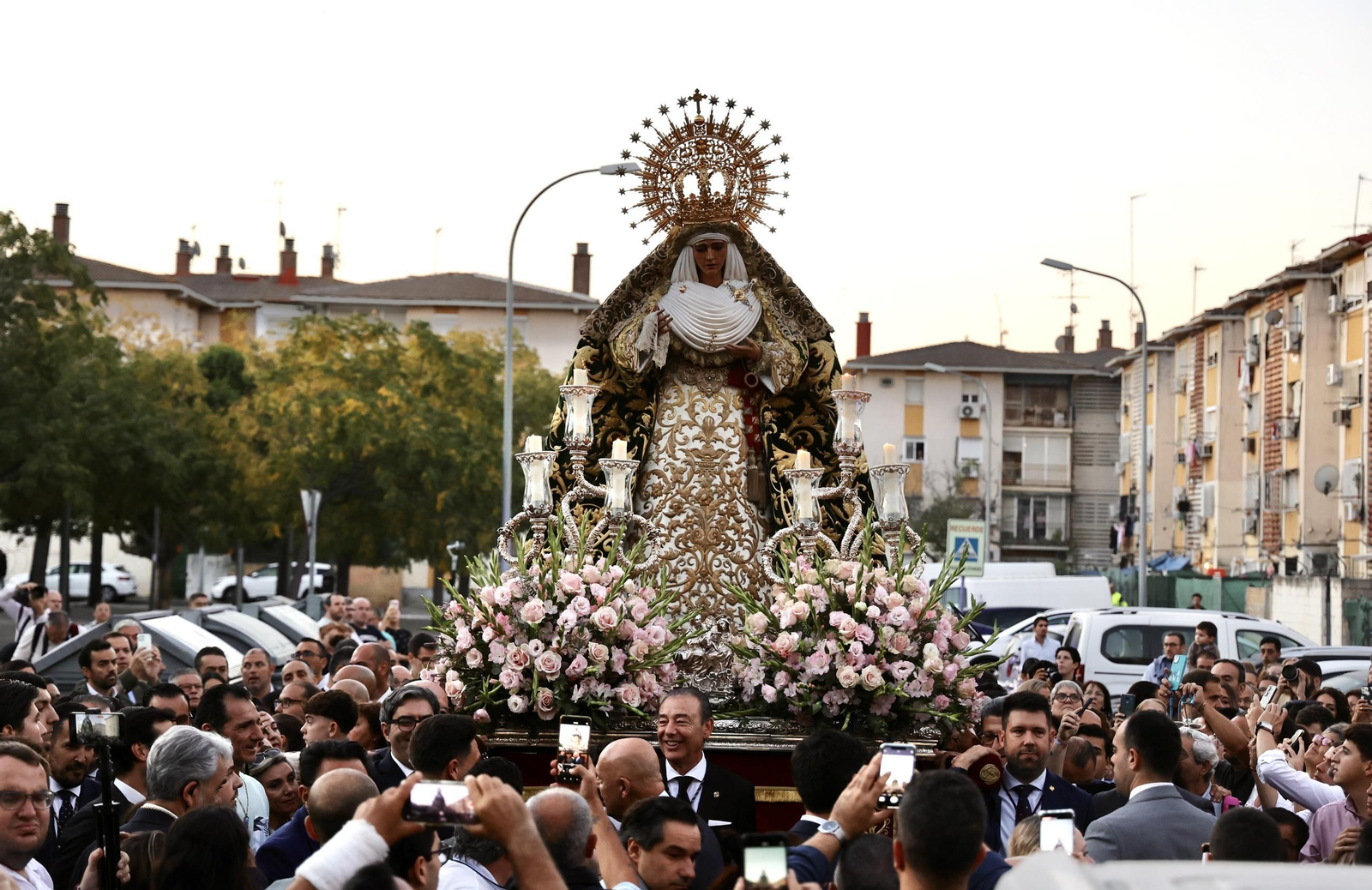 Regreso de la Esperanza de Triana a su paso por el Hospital Infantil del Virgen del Rocío