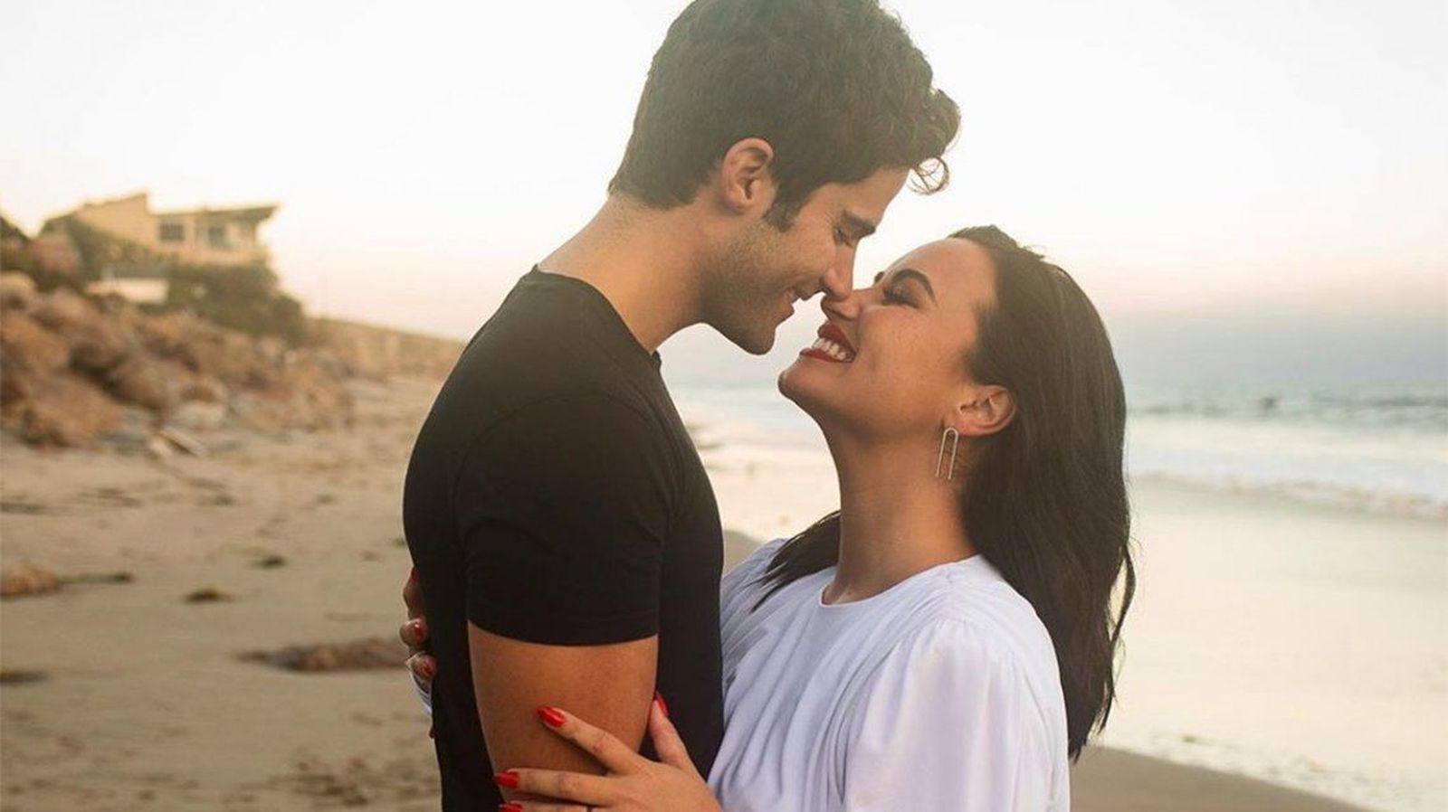 Max y Demi en sus fotos del anuncio de su compromiso