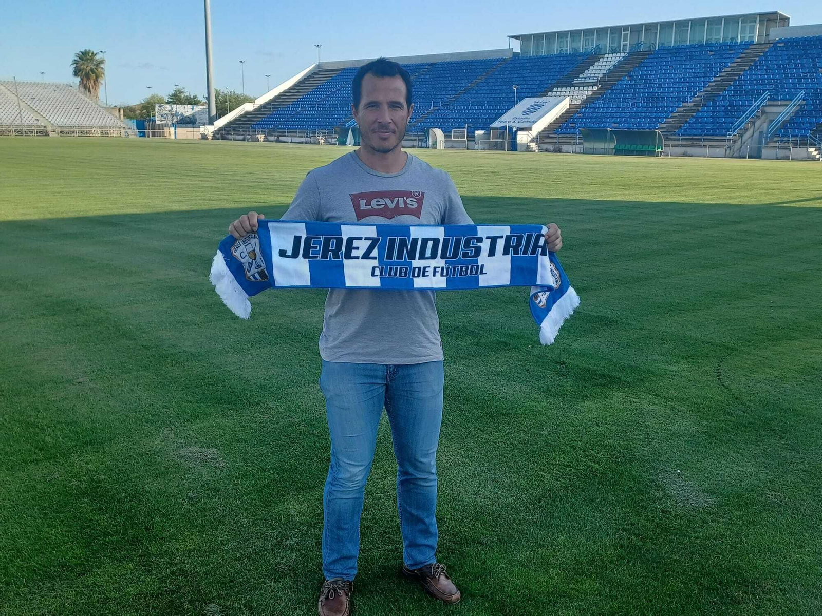 Bruno Herrero posa con la bufanda del Jerez Industrial en el Pedro Garrido. Bruno Herrero posa con la bufanda del Jerez Industrial en el Pedro Garrido.