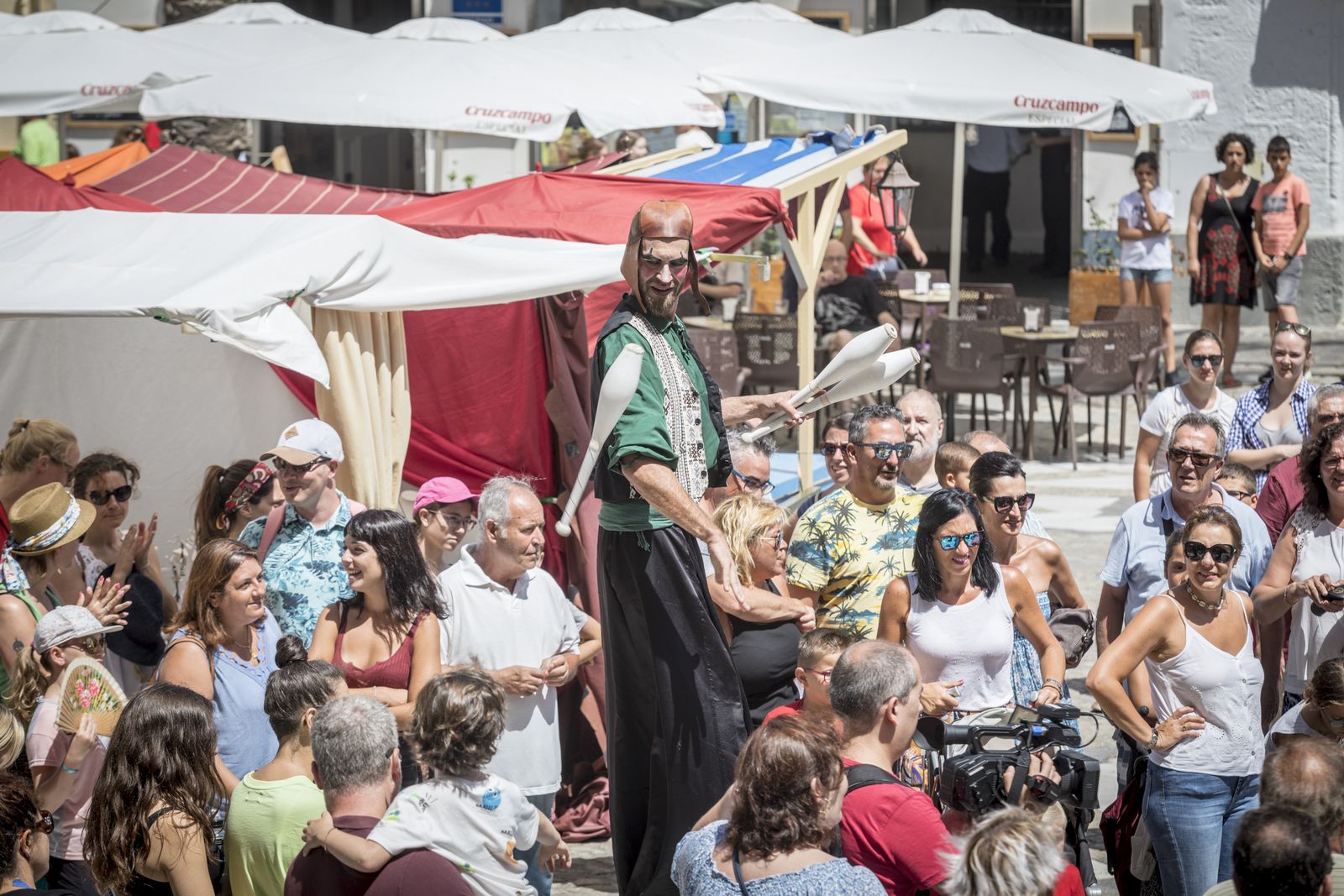 Un malabarista con zancos recorre el Mercado Andalusí.