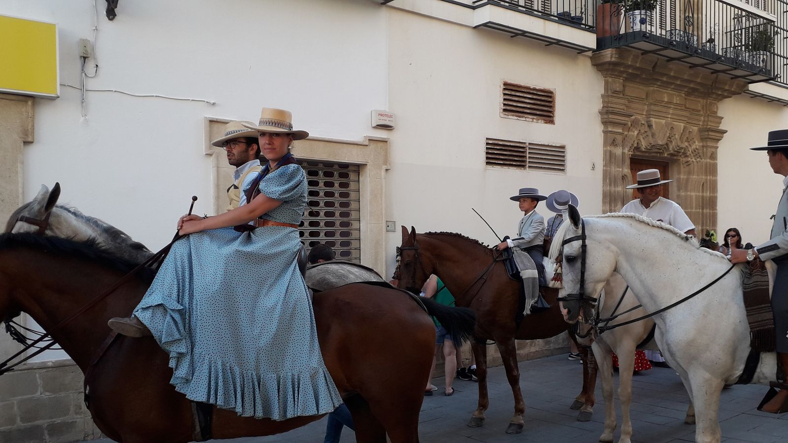 Los romeros, ayer entrando por la calle San Sebastián en la Plaza de España.