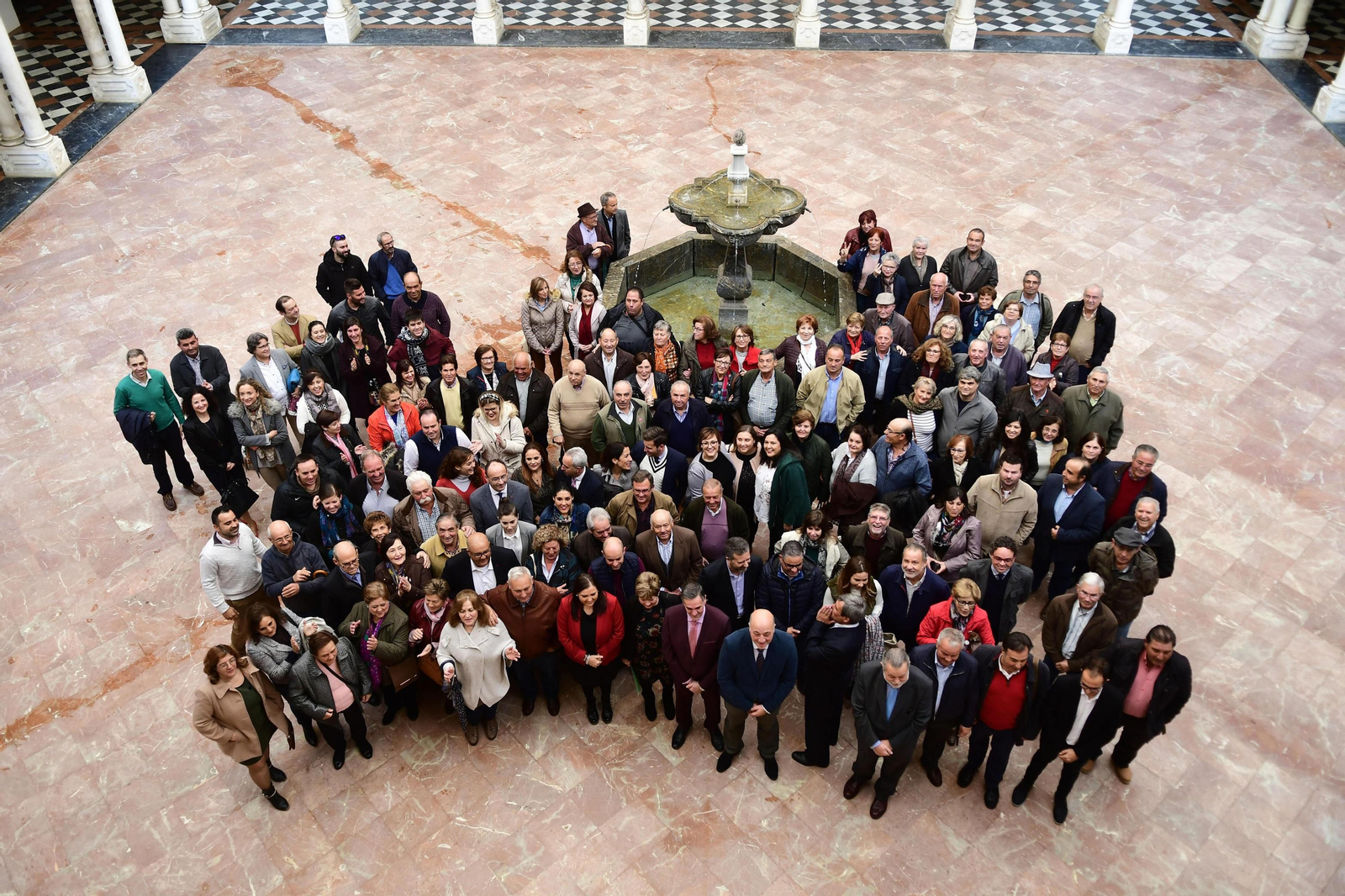Foto de familia en el palacio de la Merced.