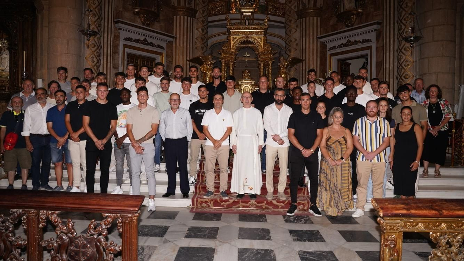 Foto de familia de la UD Almería en el Santuario de la Virgen del Mar. Foto de familia de la UD Almería en el Santuario de la Virgen del Mar.