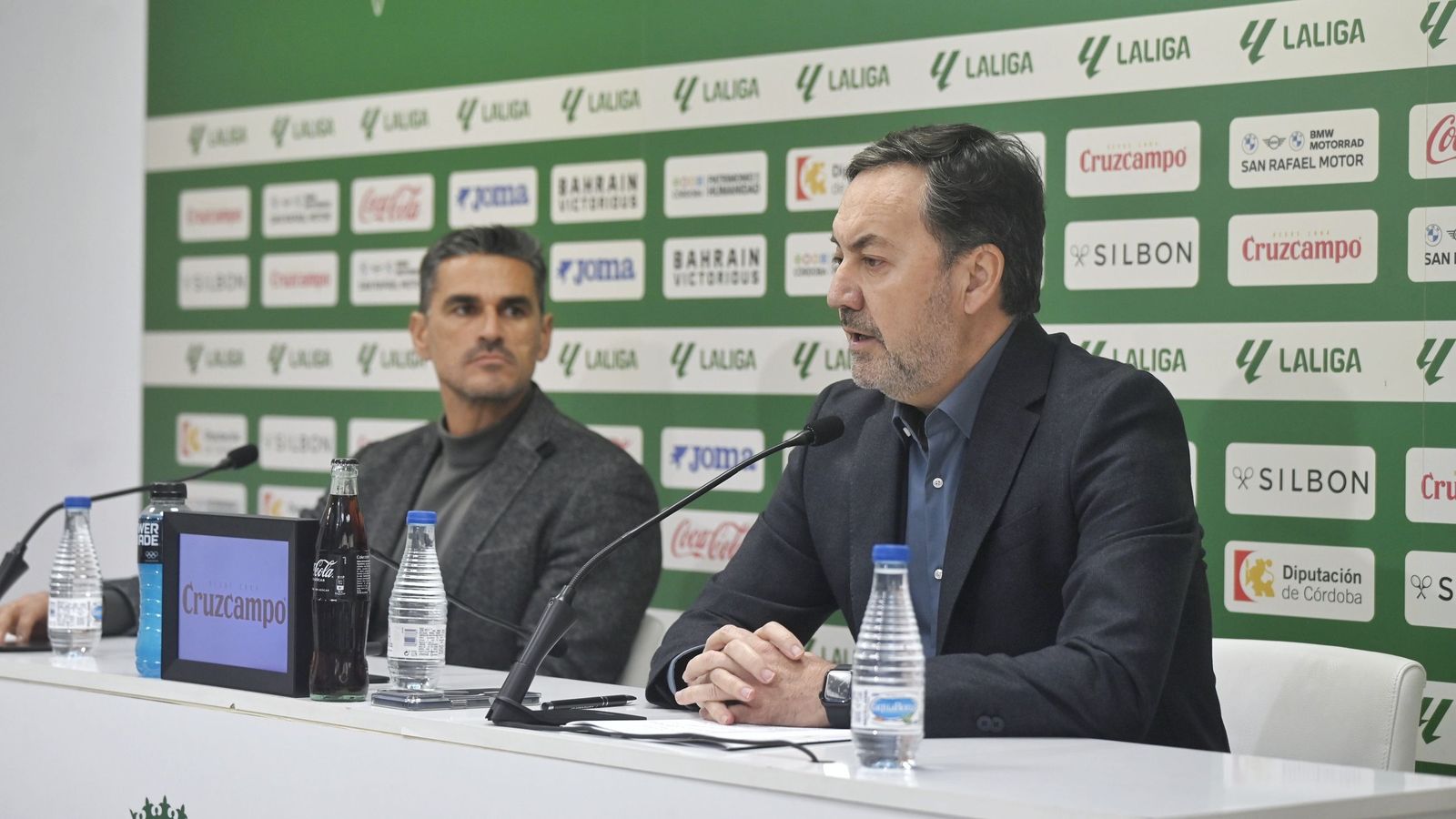 Monterrubio atiende a los medios en presencia de Juanito.