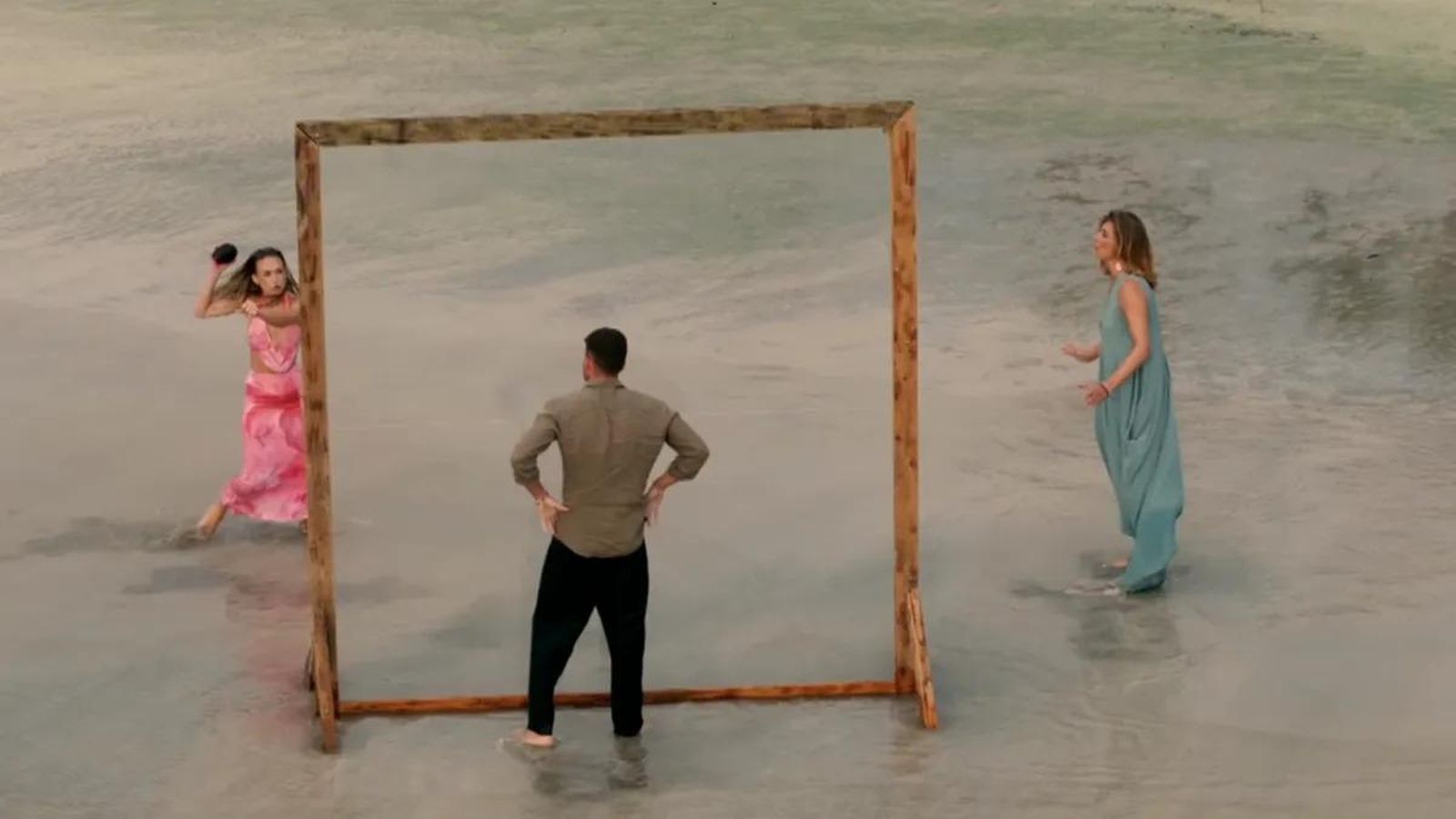 Almudena lanza un coco contra Darío y termina golpeando a Sandra Barneta tras rebotar con el cristal.