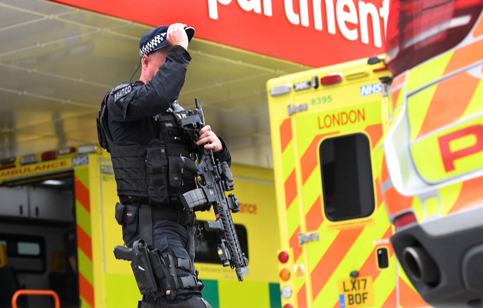 Imágenes del lugar donde un conductor estampó su automóvil ante el Parlamento británico