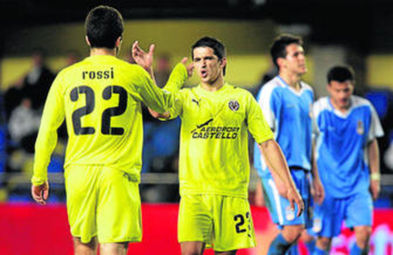 Jonathan Pereira festeja la señalización de un penalti a favor junto al italiano Rossi.