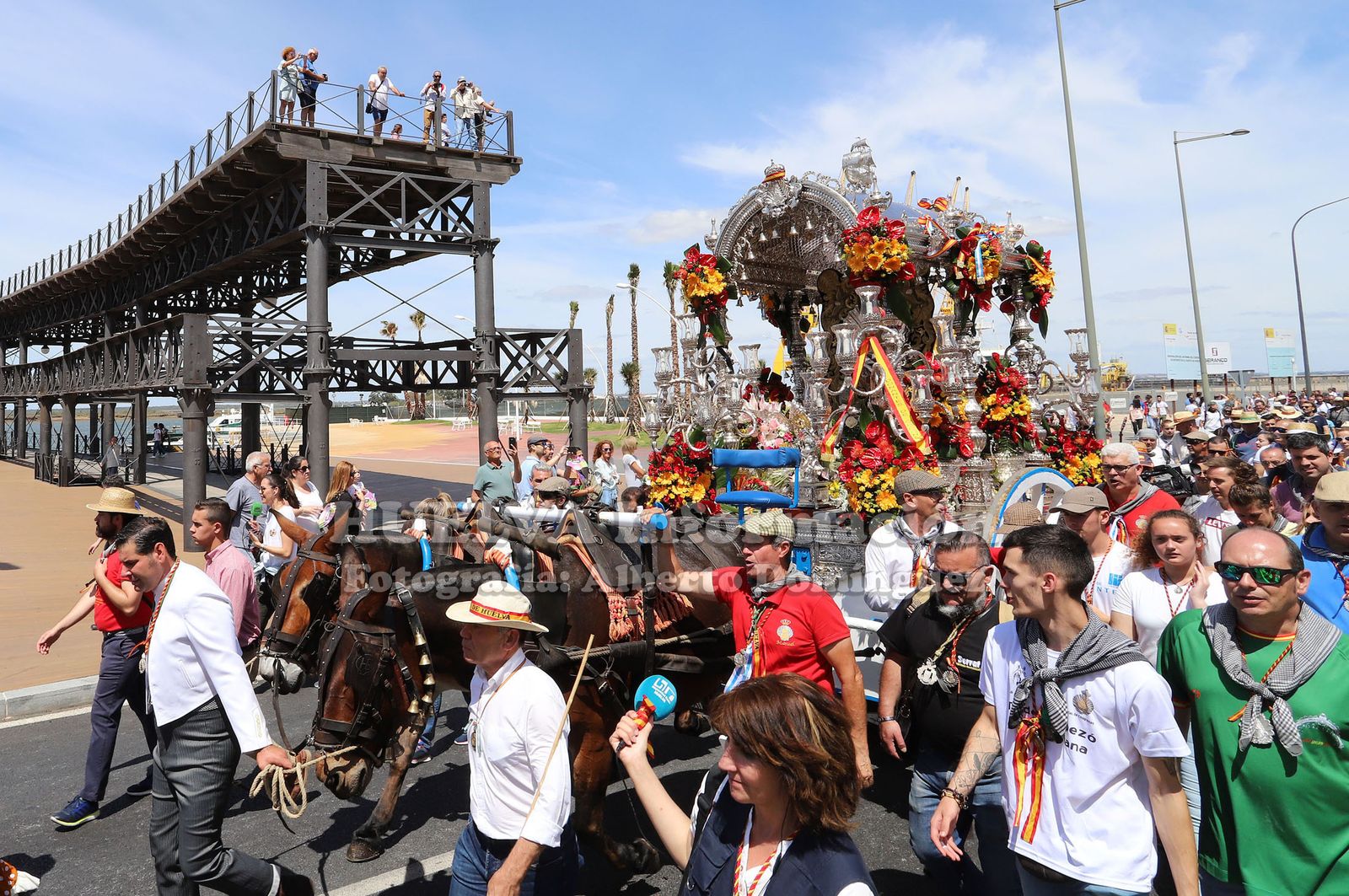 Imágenes  de Emigrantes y el gran ambiente que le ha acompañado en su salida. Rocío 2019