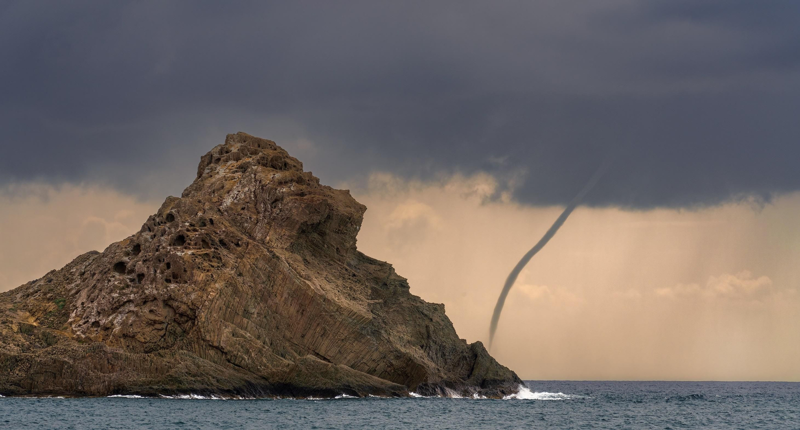 Imagen de la manga de agua frente al Cabo de Gata.