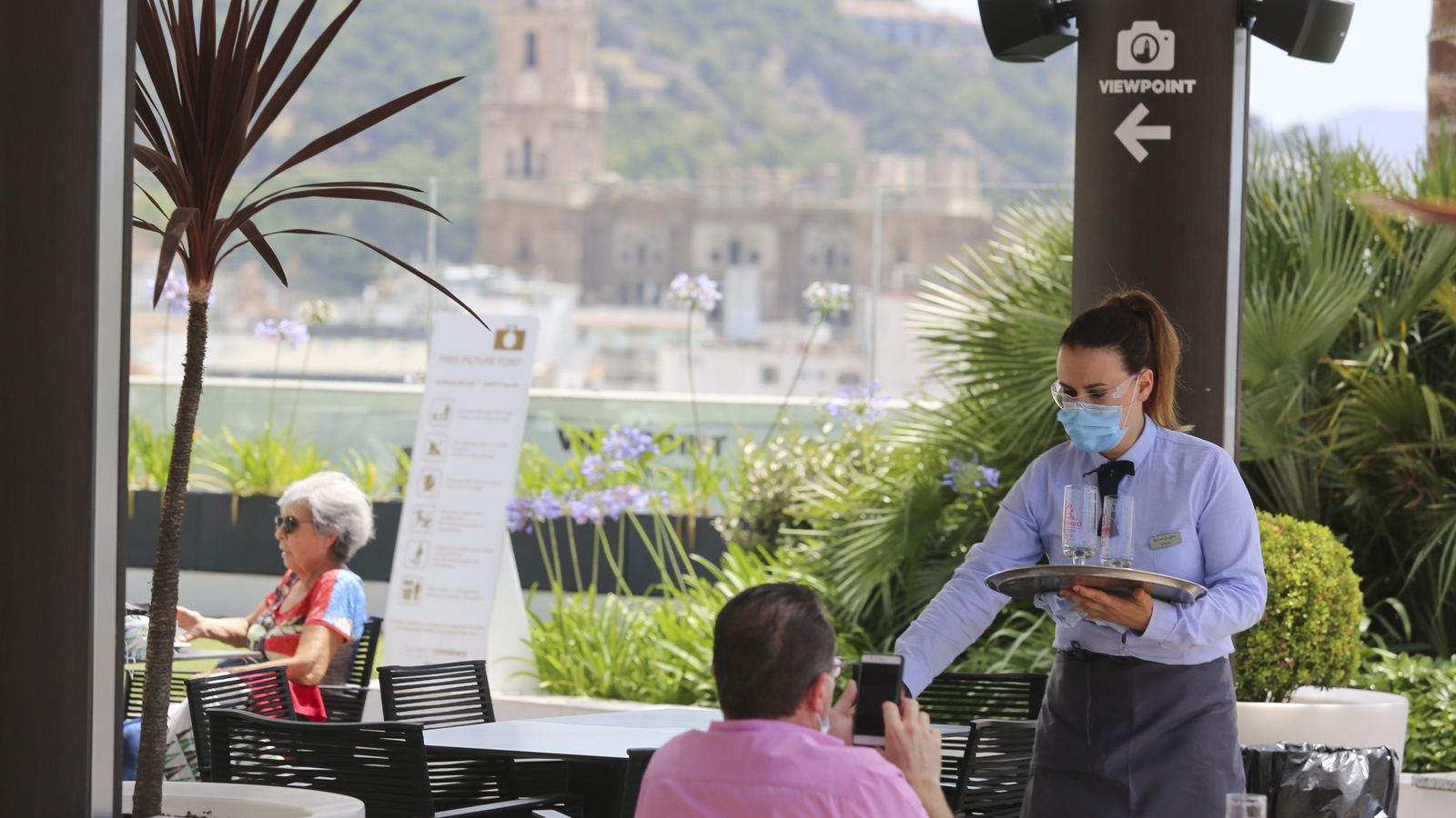 Una caña en la terraza con la Catedral de fondo.