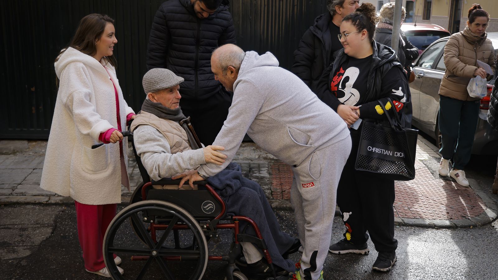 Un hombre en silla de ruedas acude a la concentración contra los cortes de luz en Palmete.