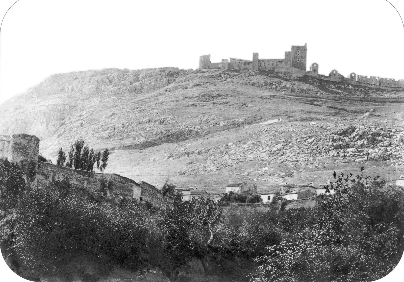 Primera fotografía del Castillo de Jaén de 1862. Aún en uso militar, con los pabellones añadidos durante la guerra de la Independencia.