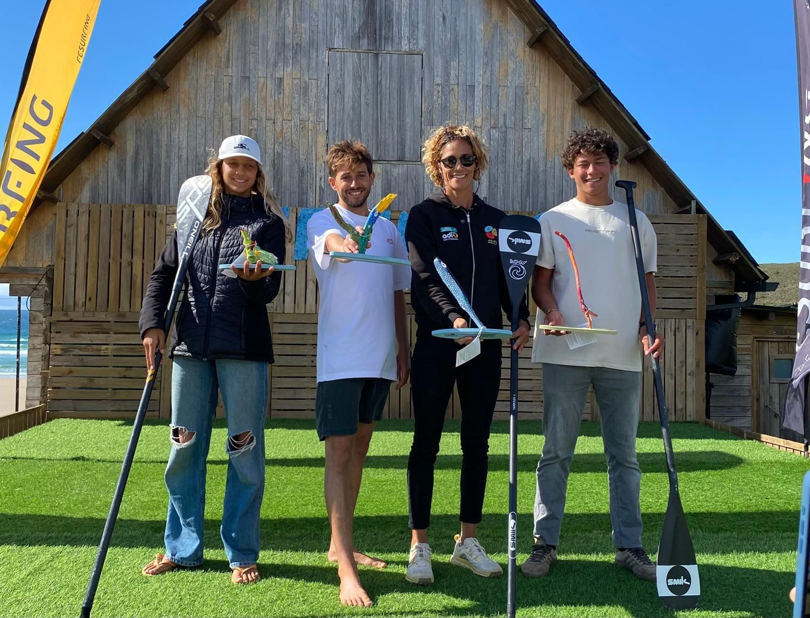 Los campeones posando en la playa gallega, con Julieta a la izquierda de la imagen.
