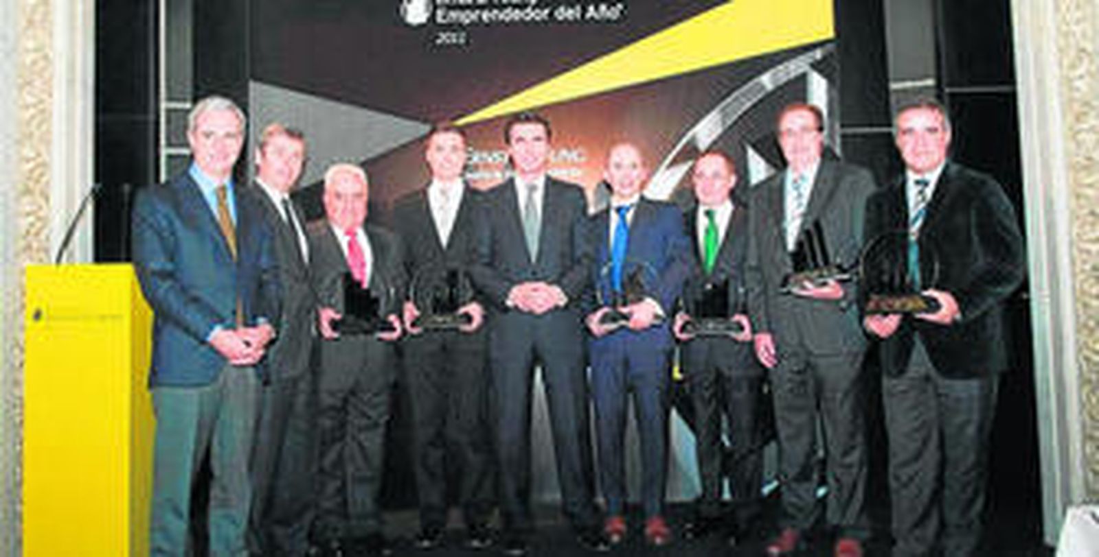 Juan Costa, responsable de Cambio Climático de Ernst & Young; José Luis Perelli, socio de Ernst & Young y responsable del Premio Emprendedor del Año, Manuel Contreras, presidente de Azvi; Tomás Diago, presidente de Softonic; José Manuel Soria, ministro de Industria; Jenaro García, consejero delegado de Gowex; Emilio Sáez, vicepresidente de Grupo Amiab; Miquel París, presidente de Genebre Group; y Manel Adell, consejero delegado de Desigual.