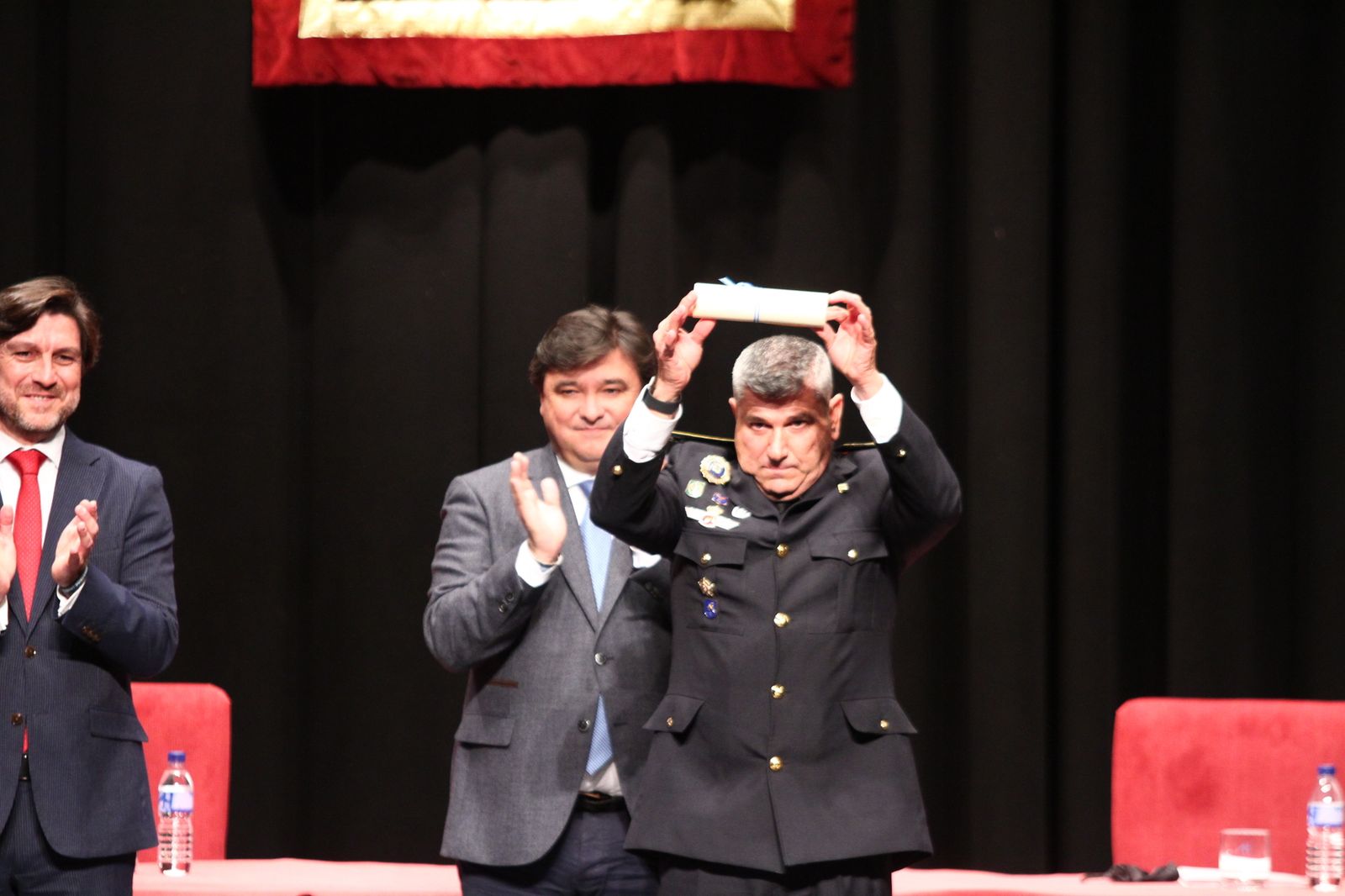 La policía Local entrega las medallas en el día de su patrón