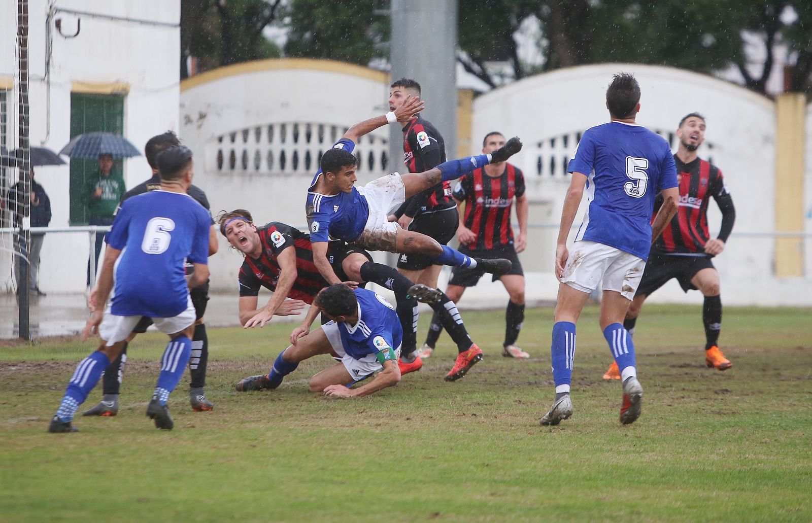 El césped de La Juventud presentaba un mal estado en el partido del XCD ante el Cabecense.