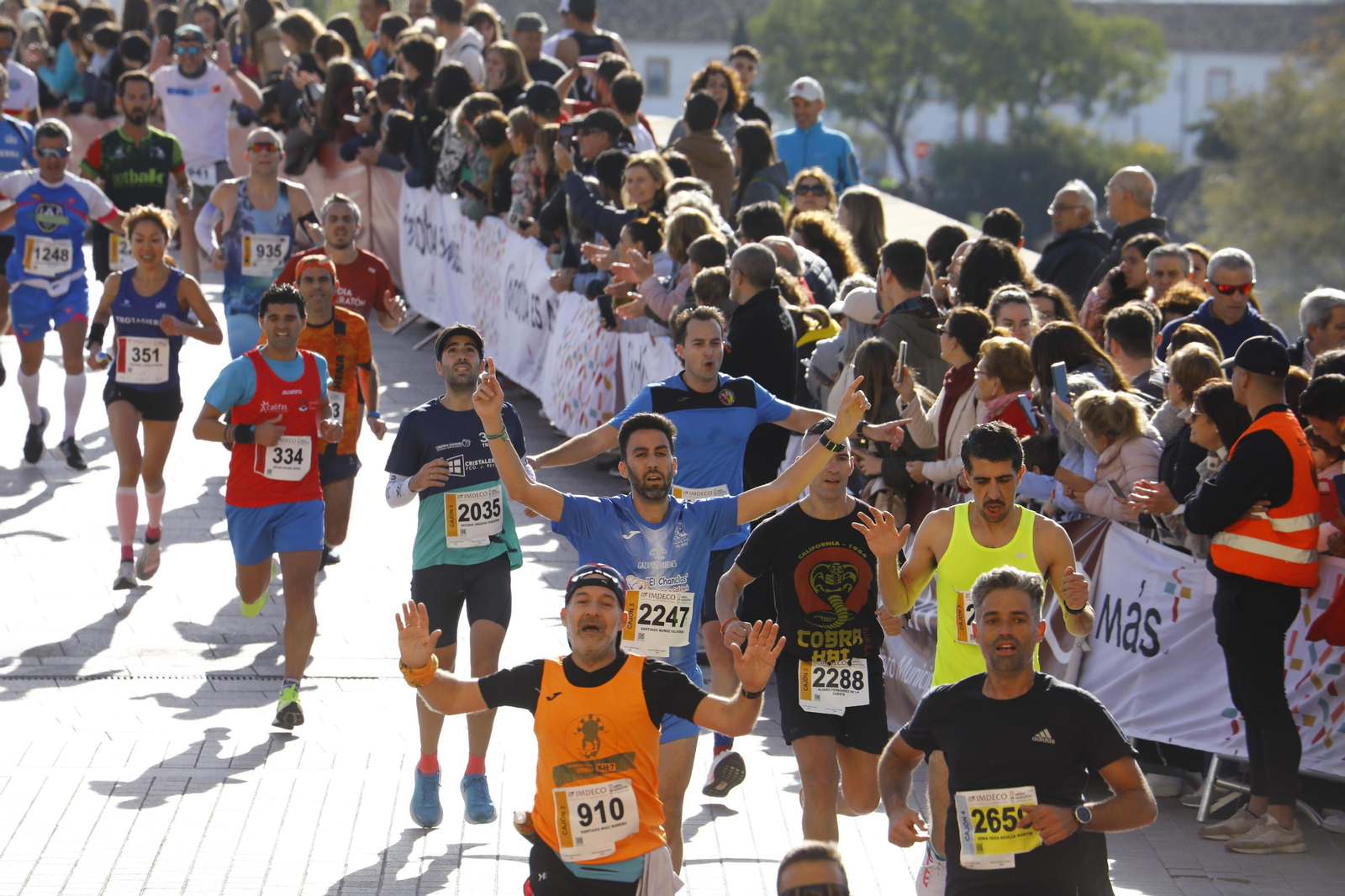 La gloria de cruzar la Puerta del Puente: imágenes de la meta de la 36 Media Maratón de Córdoba