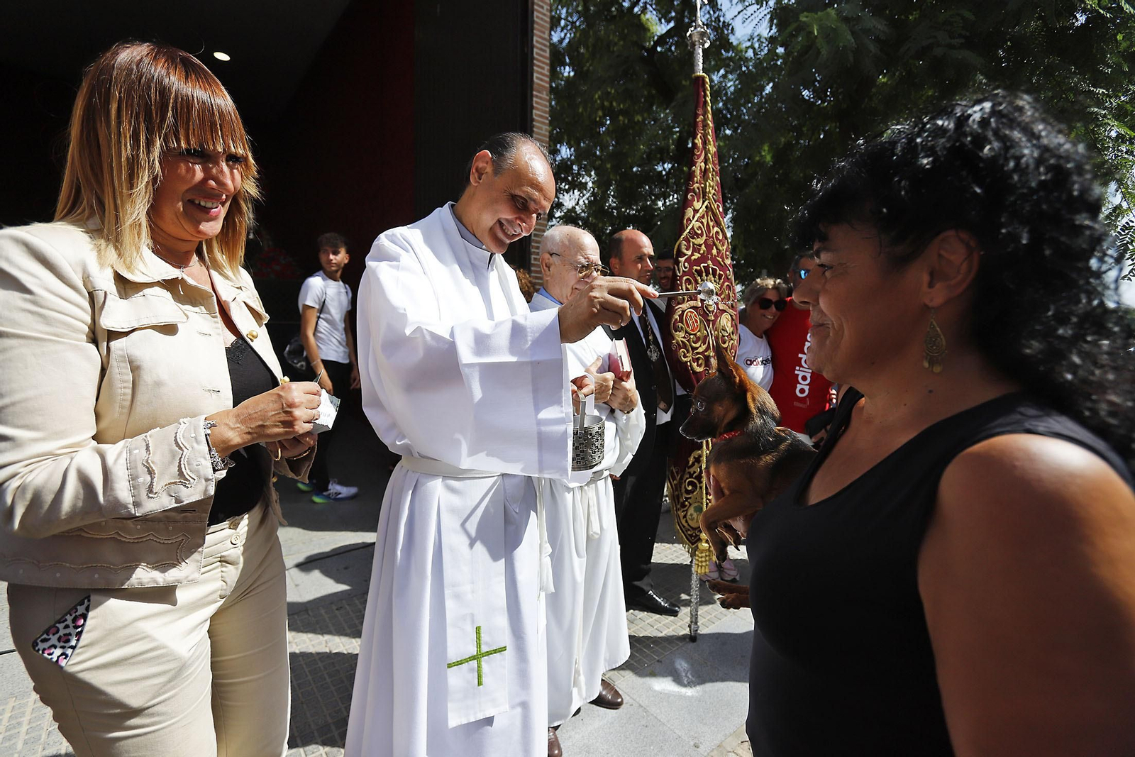 Imágenes de la procesión de San Francisco de Asís por las calles de Pérez Cubillas y bendición de animales y plantas