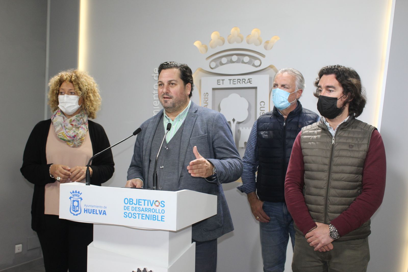 El portavoz Jaime Pérez junto a sus compañeros de grupo municipal en el Ayuntamiento de Huelva.