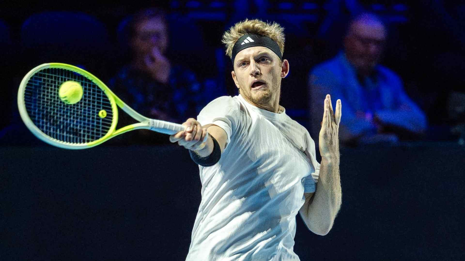 Davidovich golpea de drive.