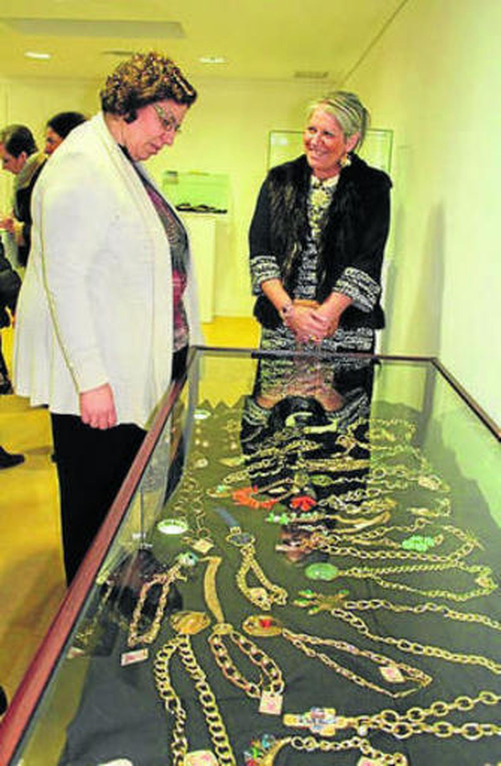 Rocío Girón, ante una de las vitrinas.