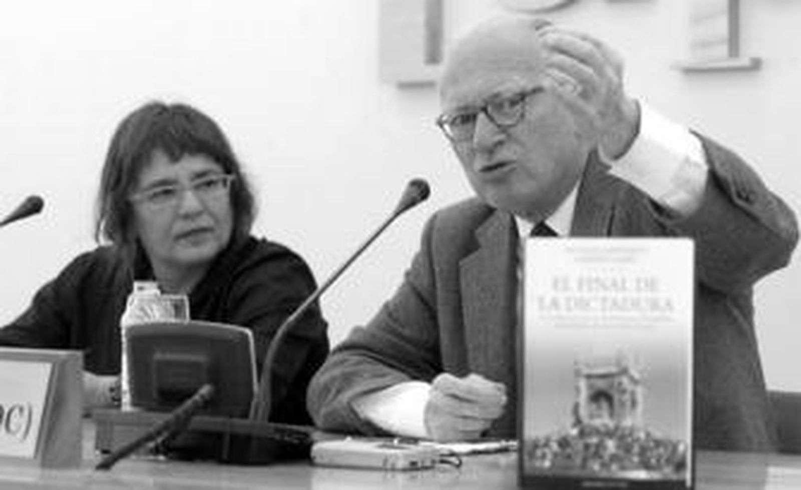 Mercedes Salguero atiende a Nicolás Sartorius durante la presentación del libro en la APC.