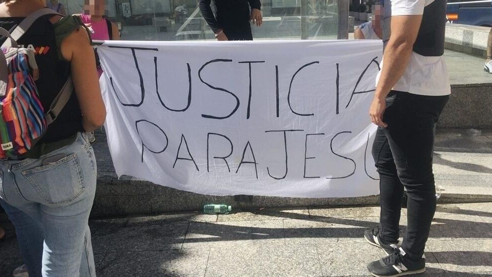 "Justicia para Jesu", una pancarta colocada por los familiares del fallecido el pasado mes de julio, frente al Juzgado de Menores.