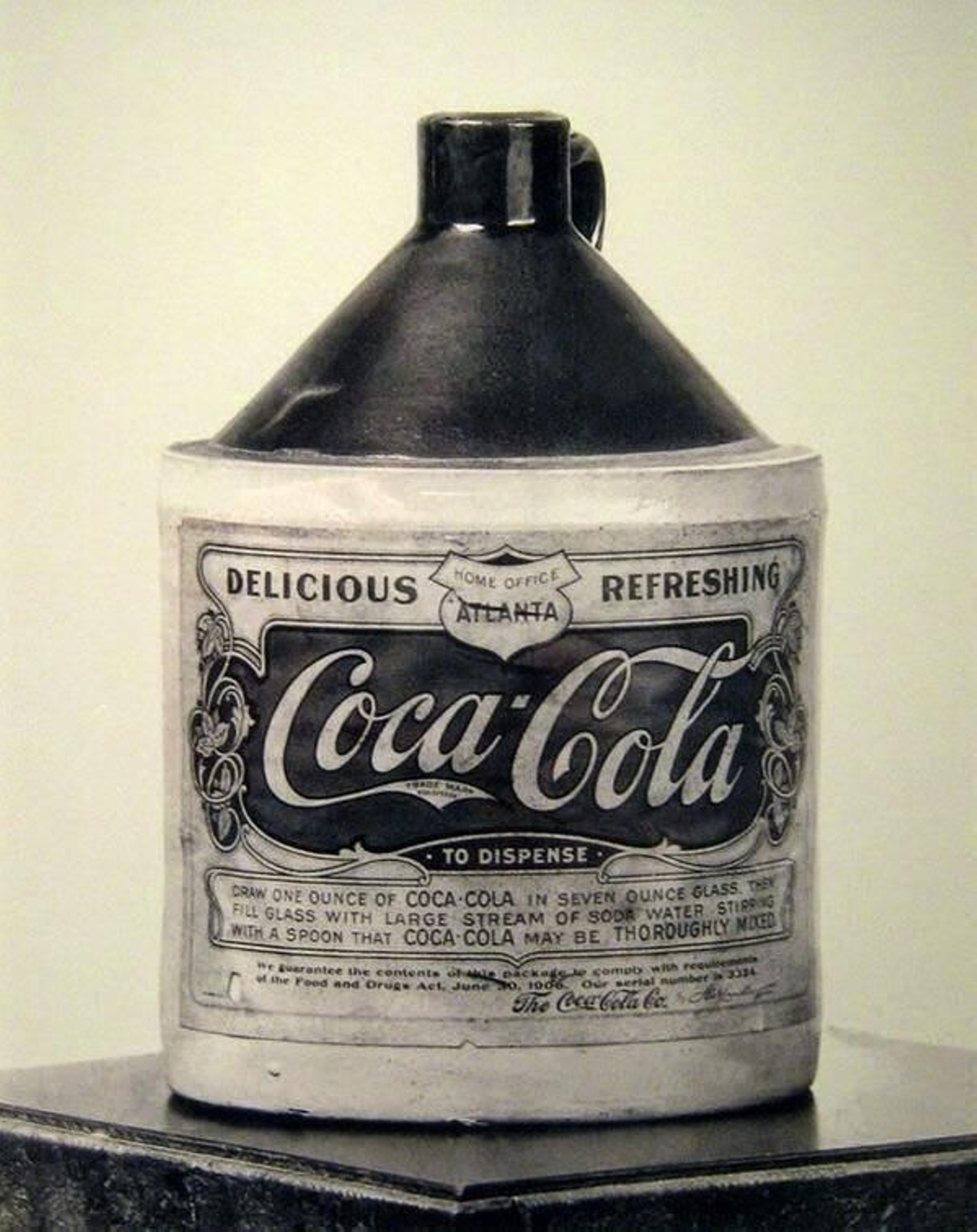 La fórmula de la Coca-Cola es patentada en 1893.